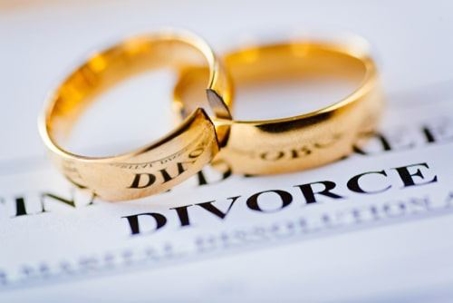 wedding rings on divorce papers